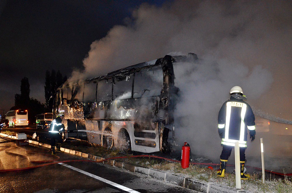 Yolcu otobüsü alev alev yandı
