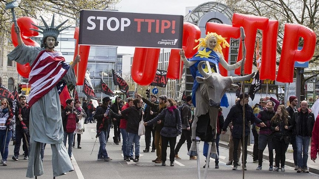 Obama Hannover'da binlerce kişinin katıldığı gösteride protesto edildi