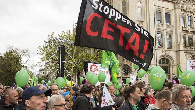 Obama Hannover'da binlerce kişinin katıldığı gösteride protesto edildi