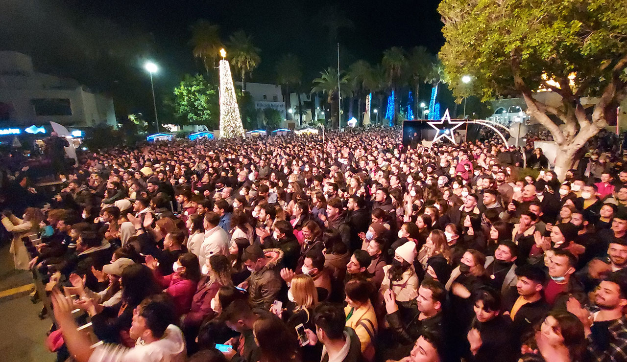 Melek Mosso 10 bin kişinin karşısında açıkladı: Yeni proje yolda