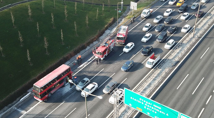 TEM'de çift katlı otobüste yangın