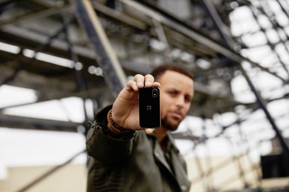 Dünyanın en küçük akıllı telefonu satışa çıktı