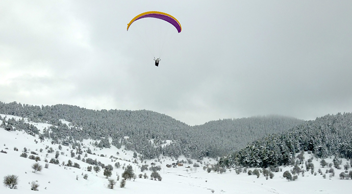 3. Abant Kış Uçuşları Festivali'nde paraşüt uçuşları şenliği