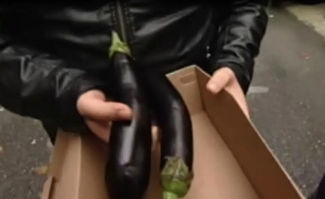 İnternetten spor ayakkabı siparişi veren kuzenlere patlıcan gönderdiler