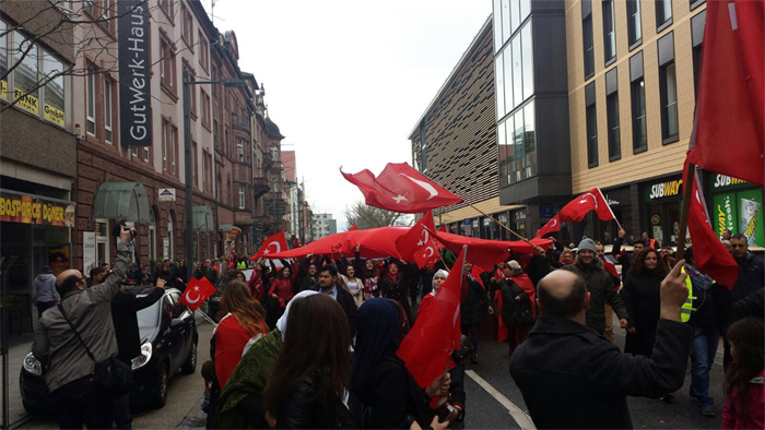 Almanya'da PKK'lı teröristleri linçten polis kurtardı
