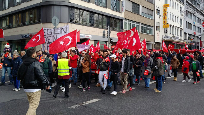 Almanya'da PKK'lı teröristleri linçten polis kurtardı