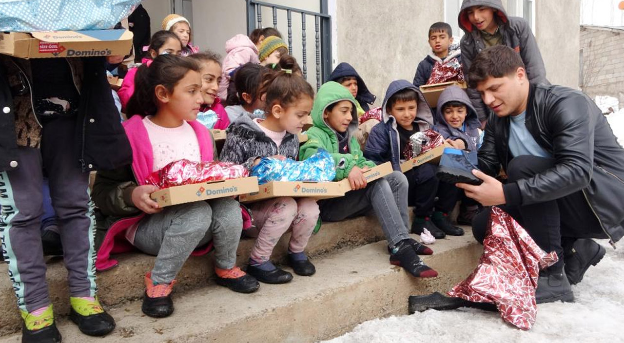 Hayırsever gençler köy çocuklarını ilk kez pizzayla tanıştırdı