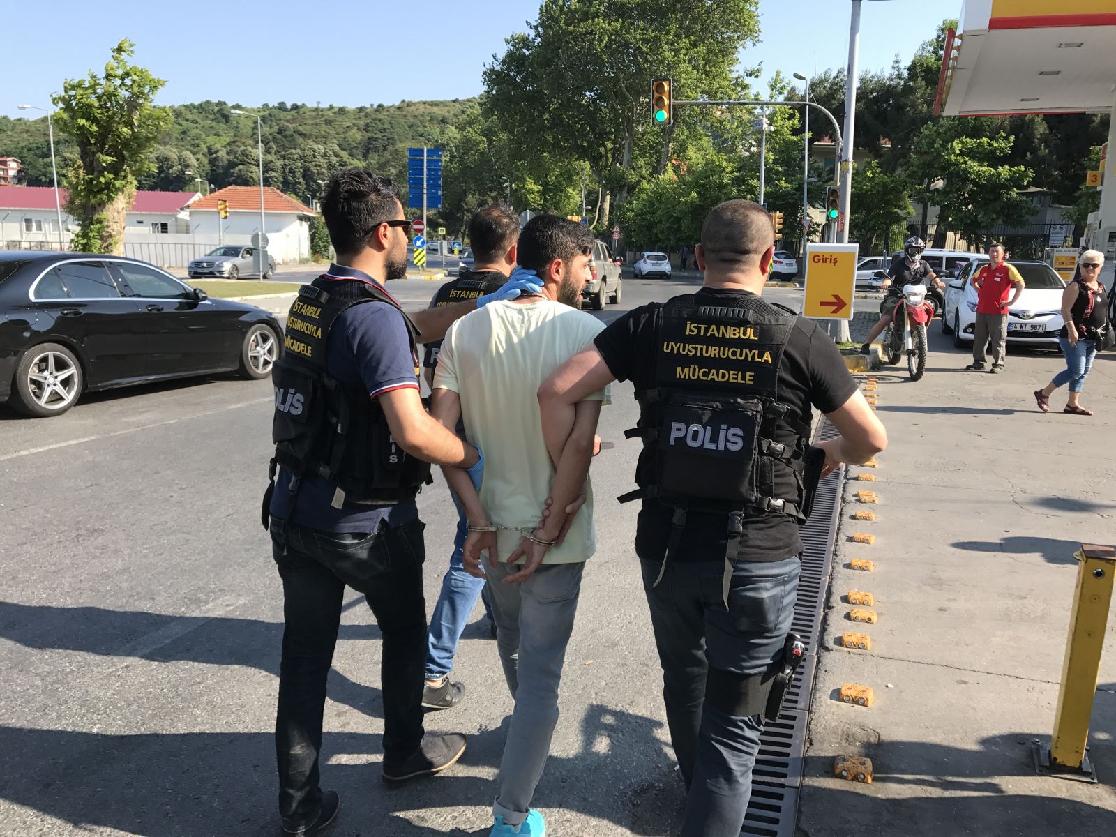 Sarıyer’de 70 ayrı adrese uyuşturucu operasyonu