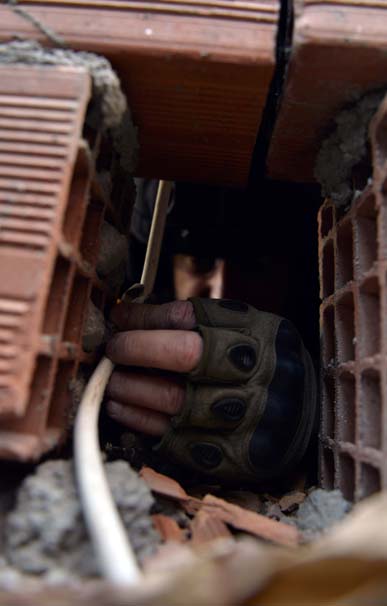 Nusaybin'de tuzaklanan el yapımı patlayıcılar imha ediliyor