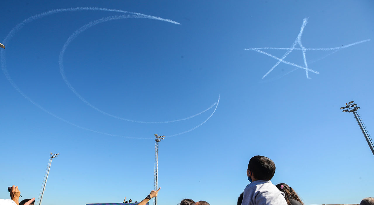 Türk Yıldızları gökyüzüne ay yıldız çizdi
