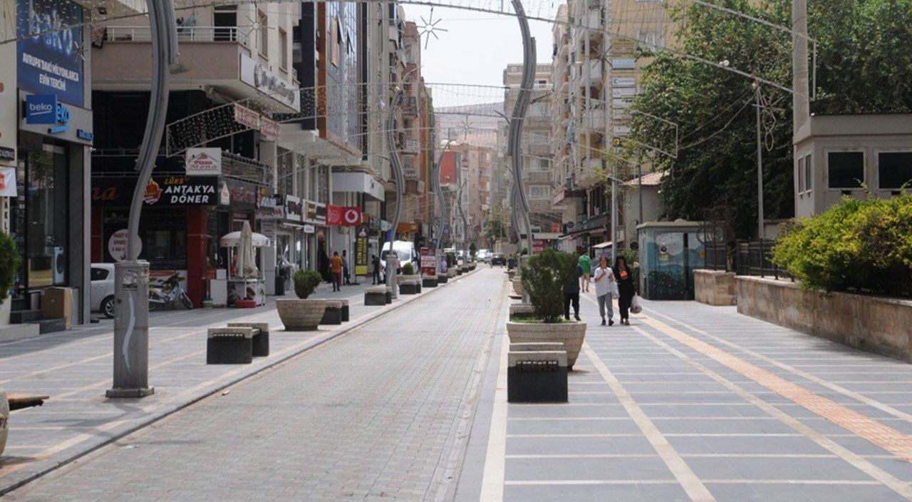 Sıcaklık 50 dereceyi gördü! Vatandaş evlere kapandı, esnaf kepenk indirdi
