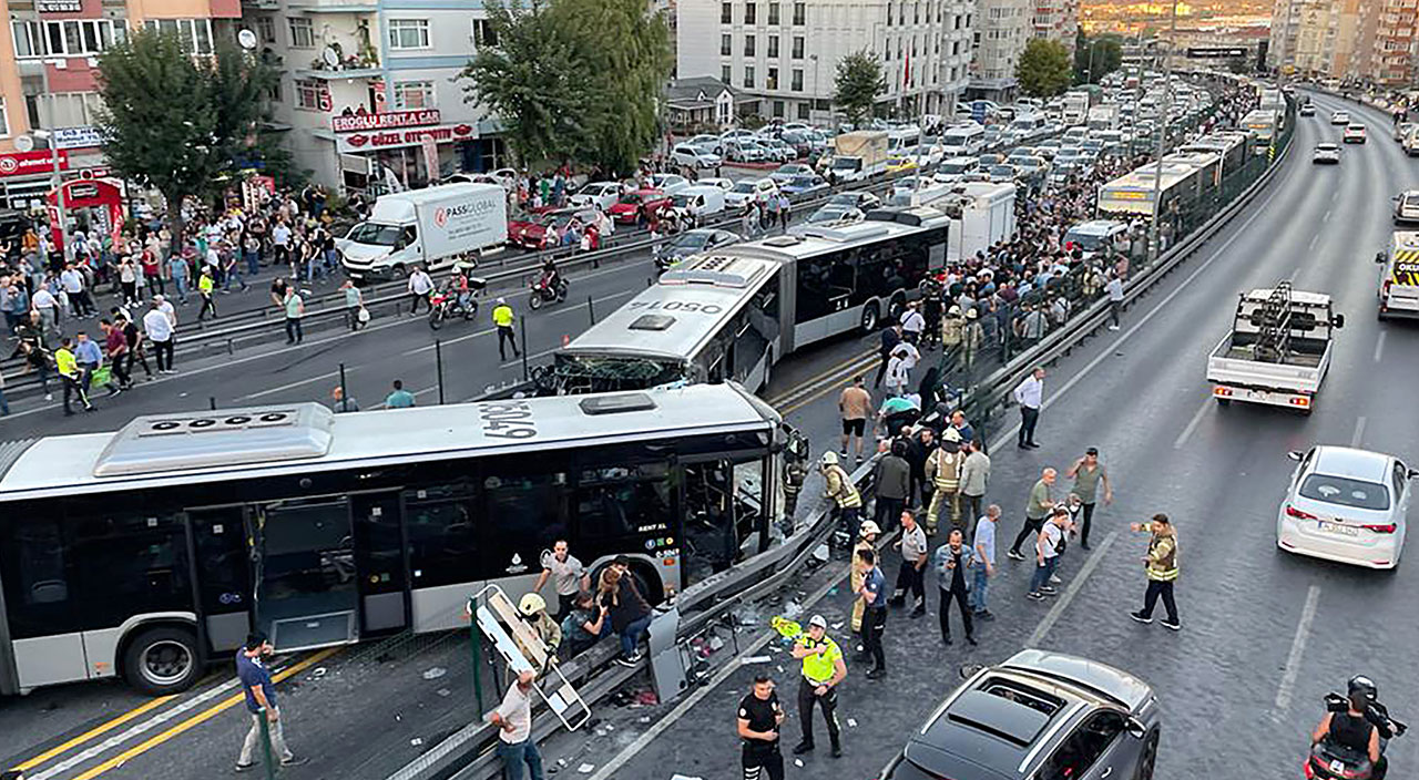 İBB Başkanı İmamoğlu, metrobüs kazası nedeniyle yaşanan aksamalar için özür diledi İBB Başkanı İmamoğlu, metrobüs kazası nedeniyle yaşanan aksamalar için özür diledi