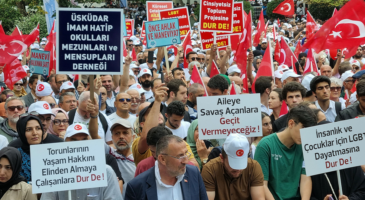 Binlerce kişi LGBT dayatmasına karşı Saraçhane Parkı'nda buluştu Binlerce kişi LGBT dayatmasına karşı Saraçhane Parkı'nda buluştu