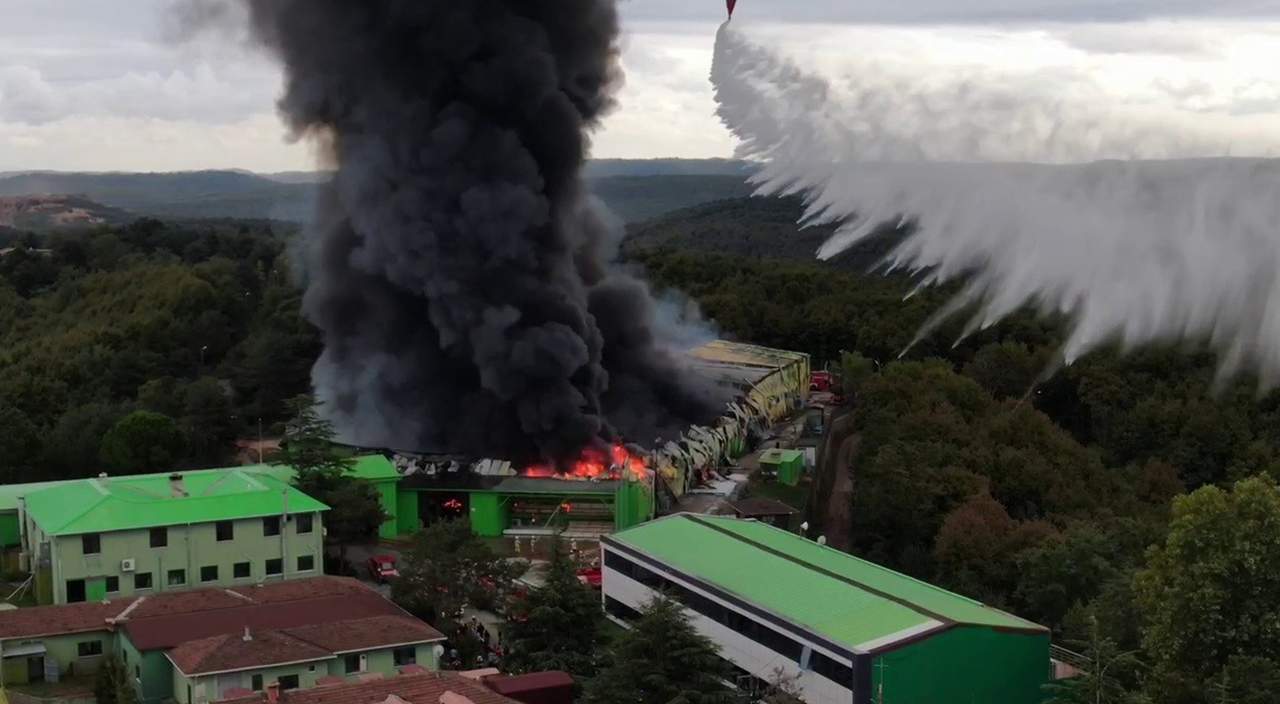 Şile'de yangın: Fabrika küle döndü