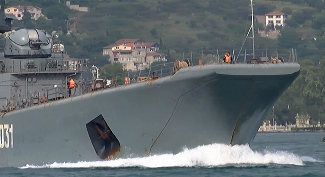 Rus savaş gemisi 'Türk bayrağı' dalgalandırarak geçti