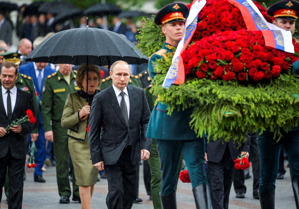 Putin sırılsıklam oldu Putin sırılsıklam oldu