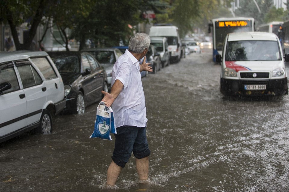 Ankara'yı sel vurdu