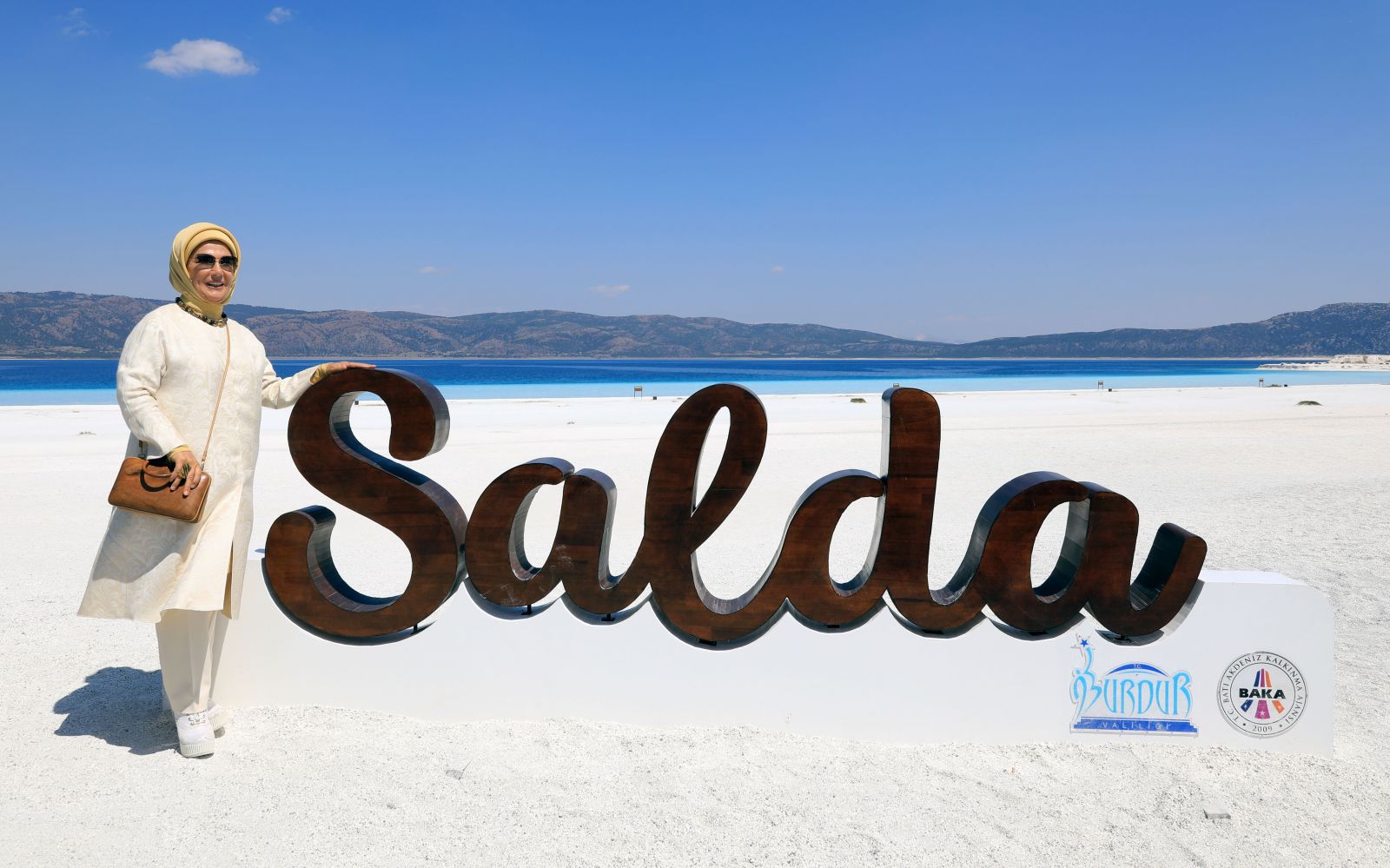 Emine Erdoğan Salda Gölü'nü gezdi