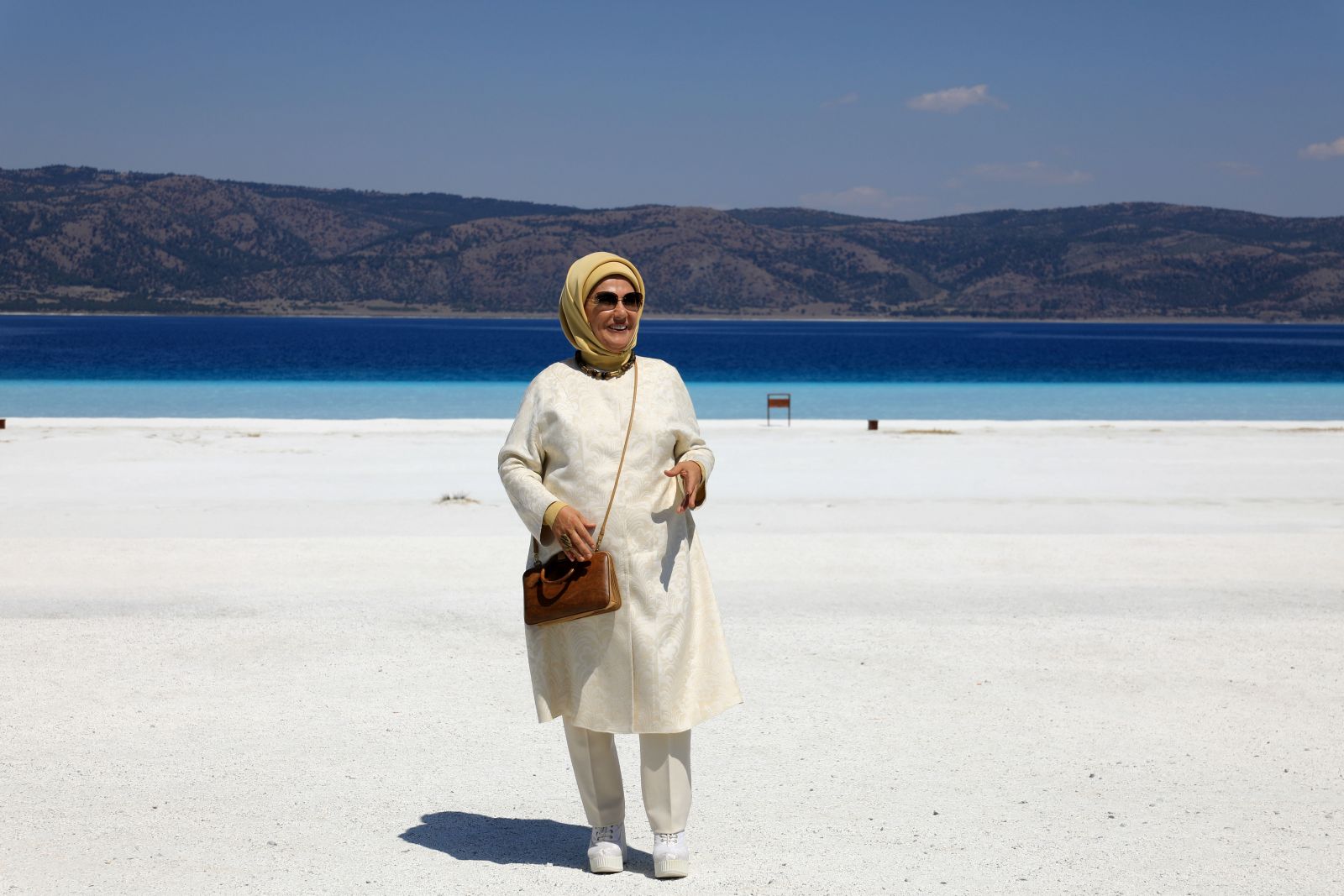 Emine Erdoğan Salda Gölü'nü gezdi