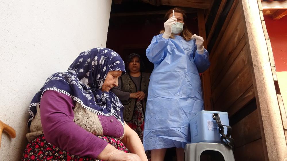 Aşıdan korkan 76 yaşındaki kadını ekipler ikna etti