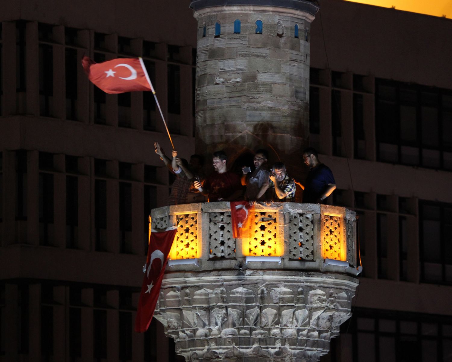 Ellerinde bayrak minareye çıktılar, salaya eşlik ettiler