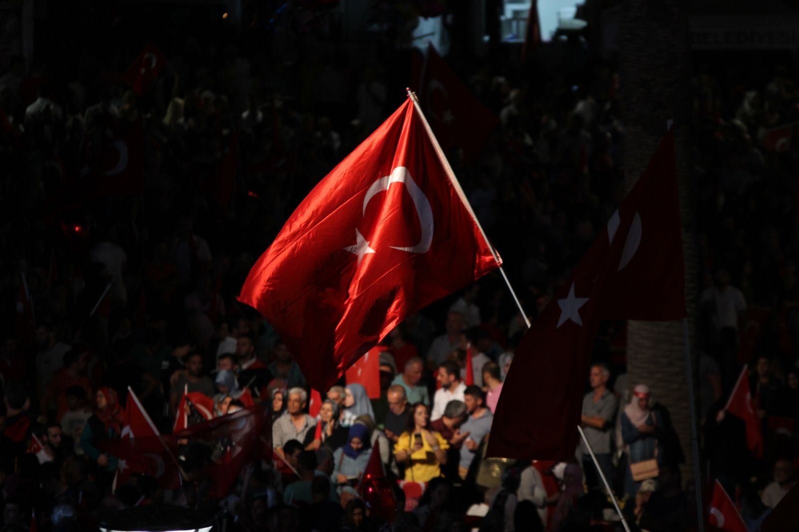 Ellerinde bayrak minareye çıktılar, salaya eşlik ettiler