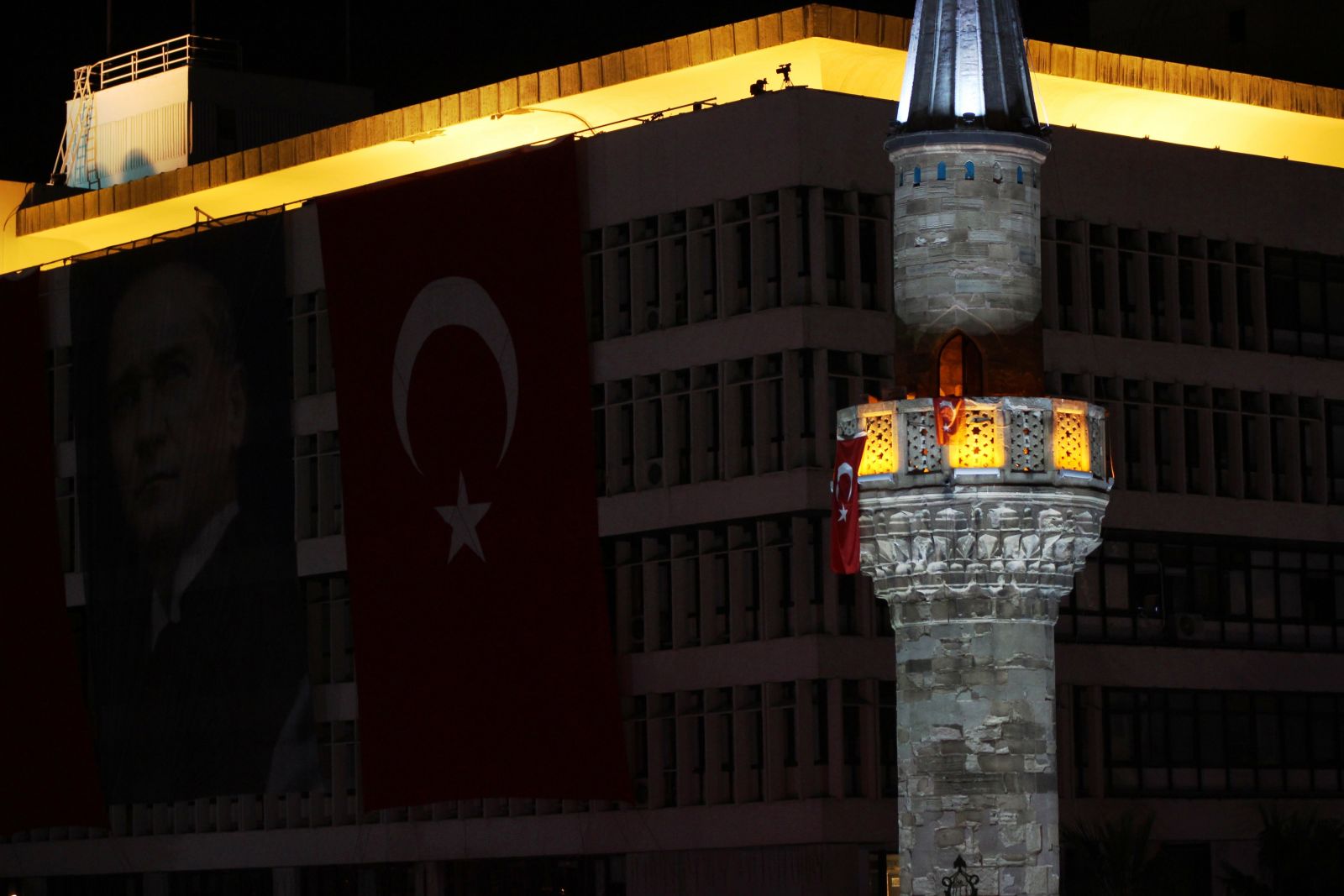 Ellerinde bayrak minareye çıktılar, salaya eşlik ettiler