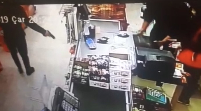 Bıçaklı, silahlı market soyguncularını sopayla etkisiz hale getirdi