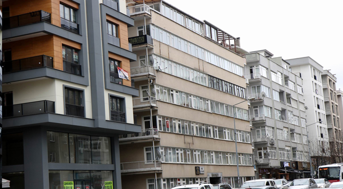 Yıkım riski olan binada oturmaya devam ediyorlar