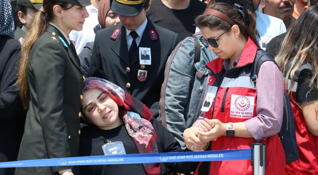 Türkiye şehitlerine ağlıyor: Pençe-Kilit’te şehit düşen Mehmetçik’ler son yolculuğuna uğurlandı