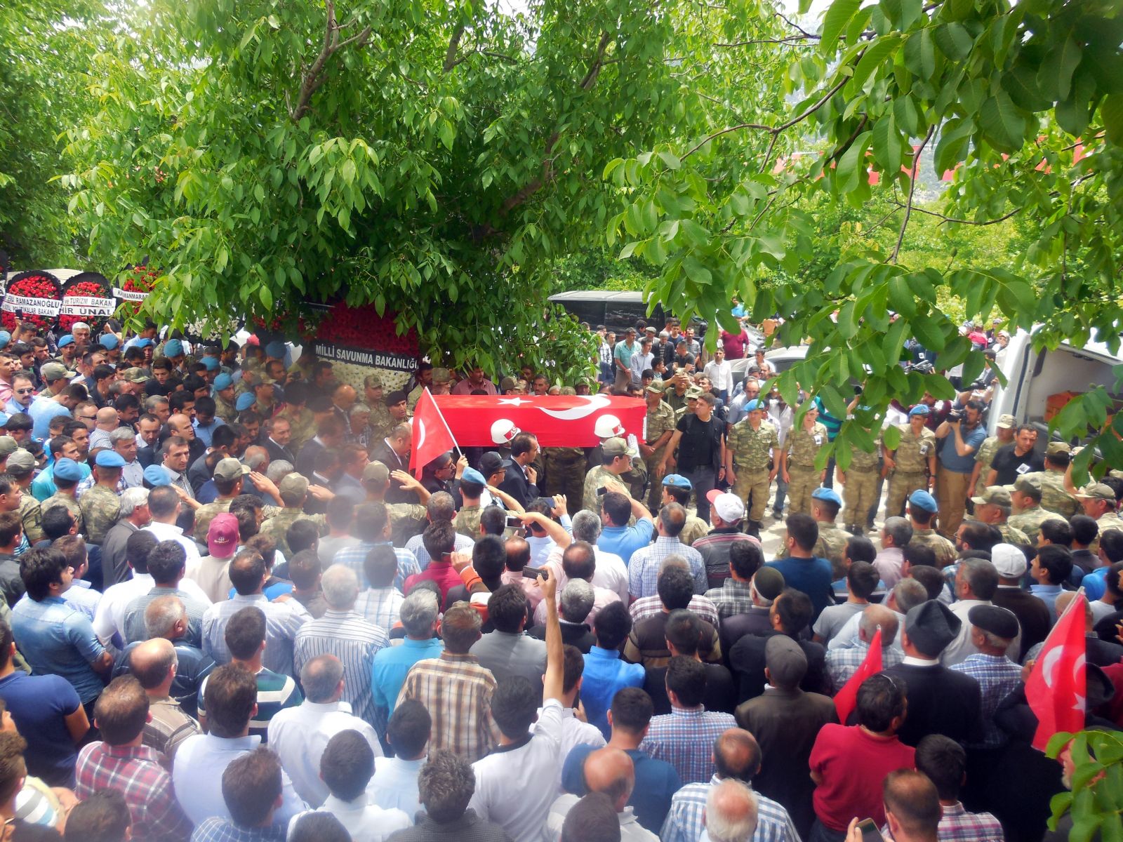 Şehit cenazesinde Kılıçdaroğlu'nun ismi çelenkten kaldırıldı