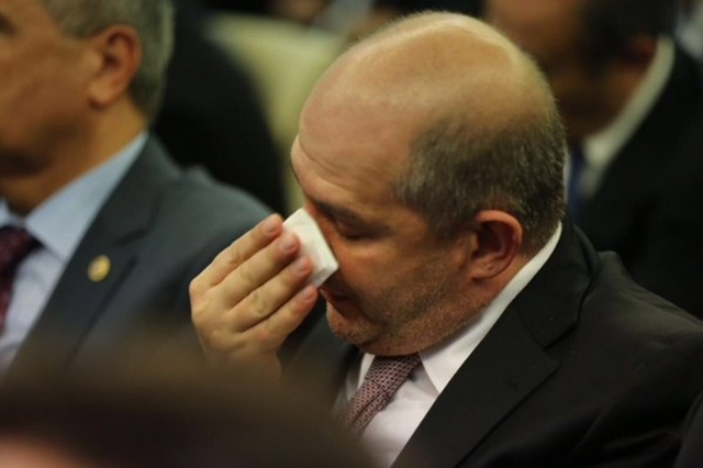 Davutoğlu veda ederken kuzeni gözyaşlarına boğuldu