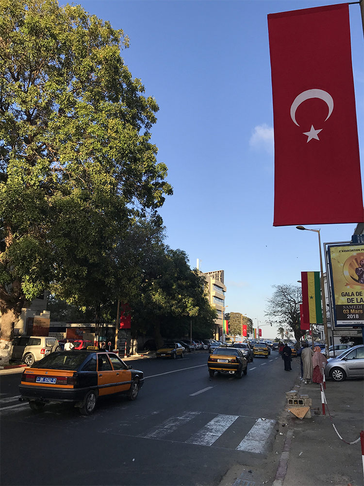 Dakar sokakları Türk bayraklarıyla süslendi