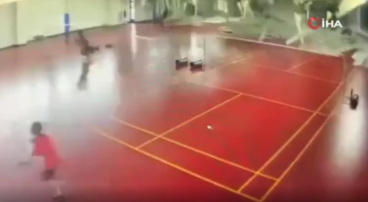 Son dakika: Tayvan'da 6.9 büyüklüğünde deprem! Çatı sporcuların üzerine çöktü, binalar yıkıldı