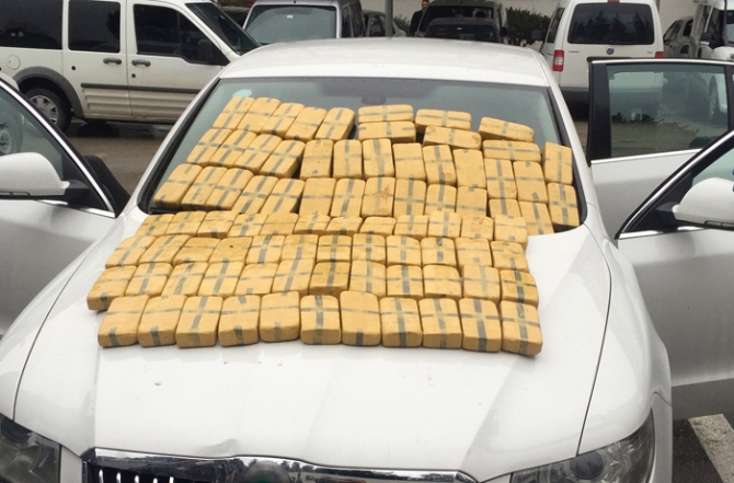 Yüzünü bebeğiyle saklamaya çalıştı! Yüzünü bebeğiyle saklamaya çalıştı!