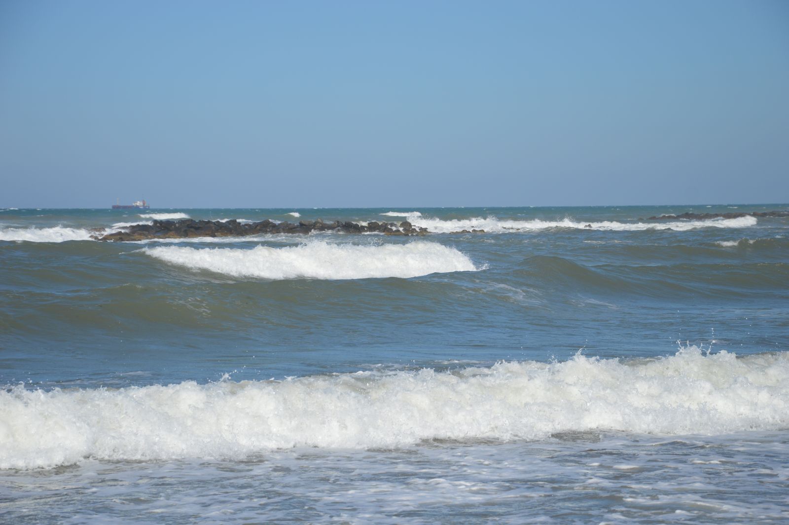 Sakarya'da denize giriş yasaklandı! Tek tek çıkartıldılar...