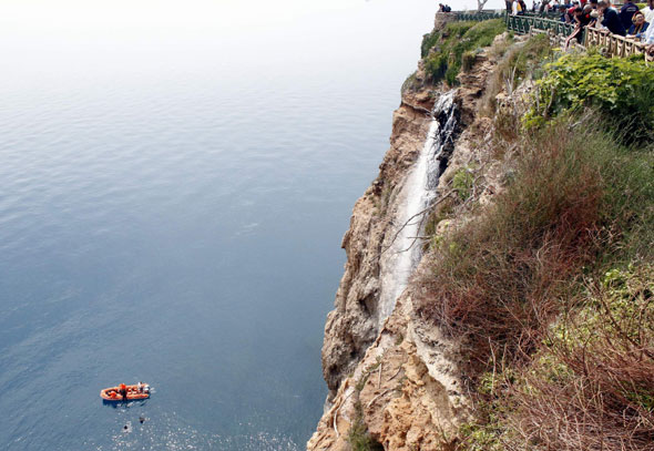 Antalyasporlu genç futbolcu, falezlerden düşerek hayatını kaybetti Antalyasporlu genç futbolcu, falezlerden düşerek hayatını kaybetti