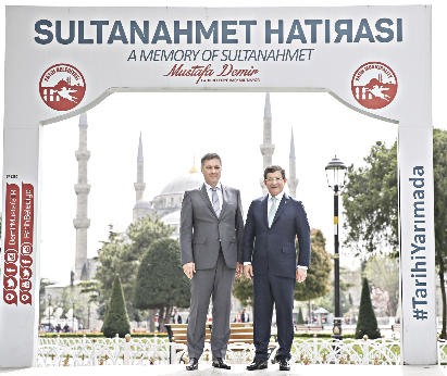 Davutoğlu: Bize icraatlar düşer onlara hakaret etmek Davutoğlu: Bize icraatlar düşer onlara hakaret etmek