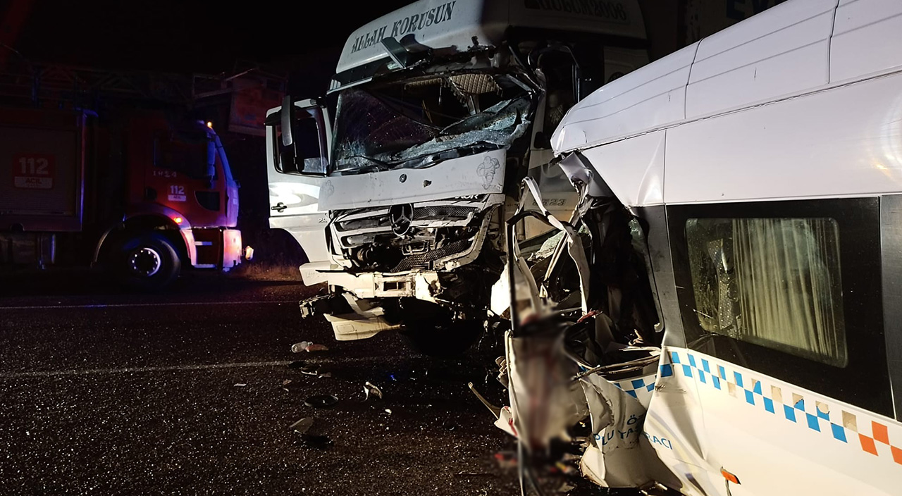 Sivas'ta katliam gibi kaza! Kamyon minibüsle çarpıştı, çok sayıda ölü var