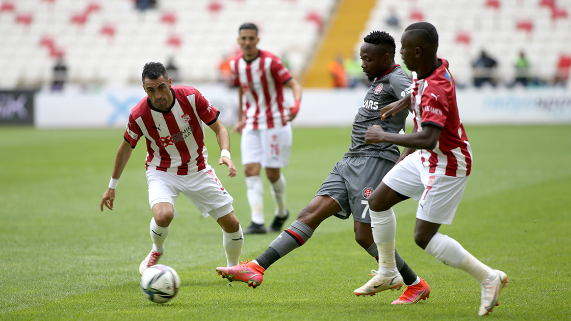 Sivasspor evinde Fatih Karagümrük'ü farklı geçti
