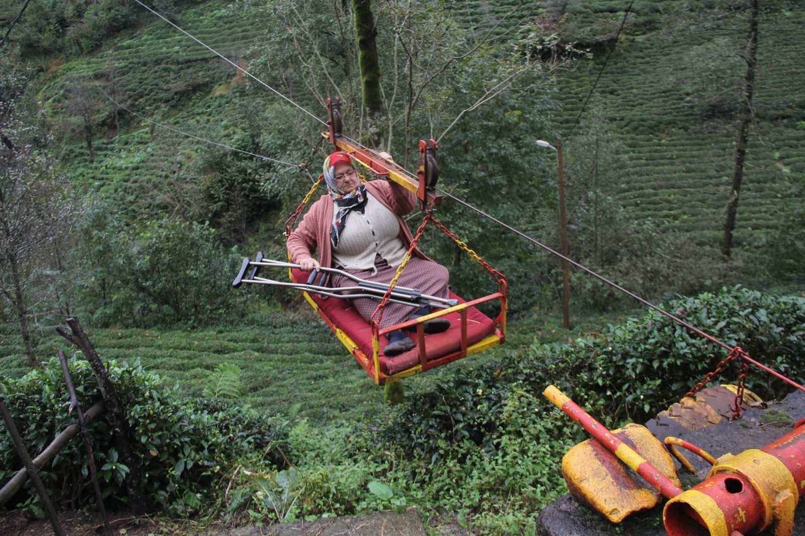 Rize’de kumaların teleferikle tehlikeli yolculuğu