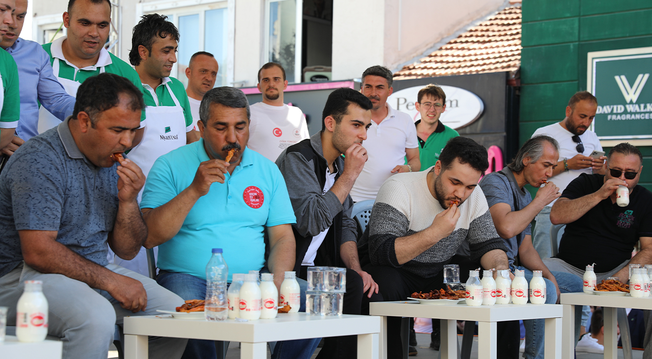 Acı biber yeme yarışında birinci olan adama şaşırtan ödül