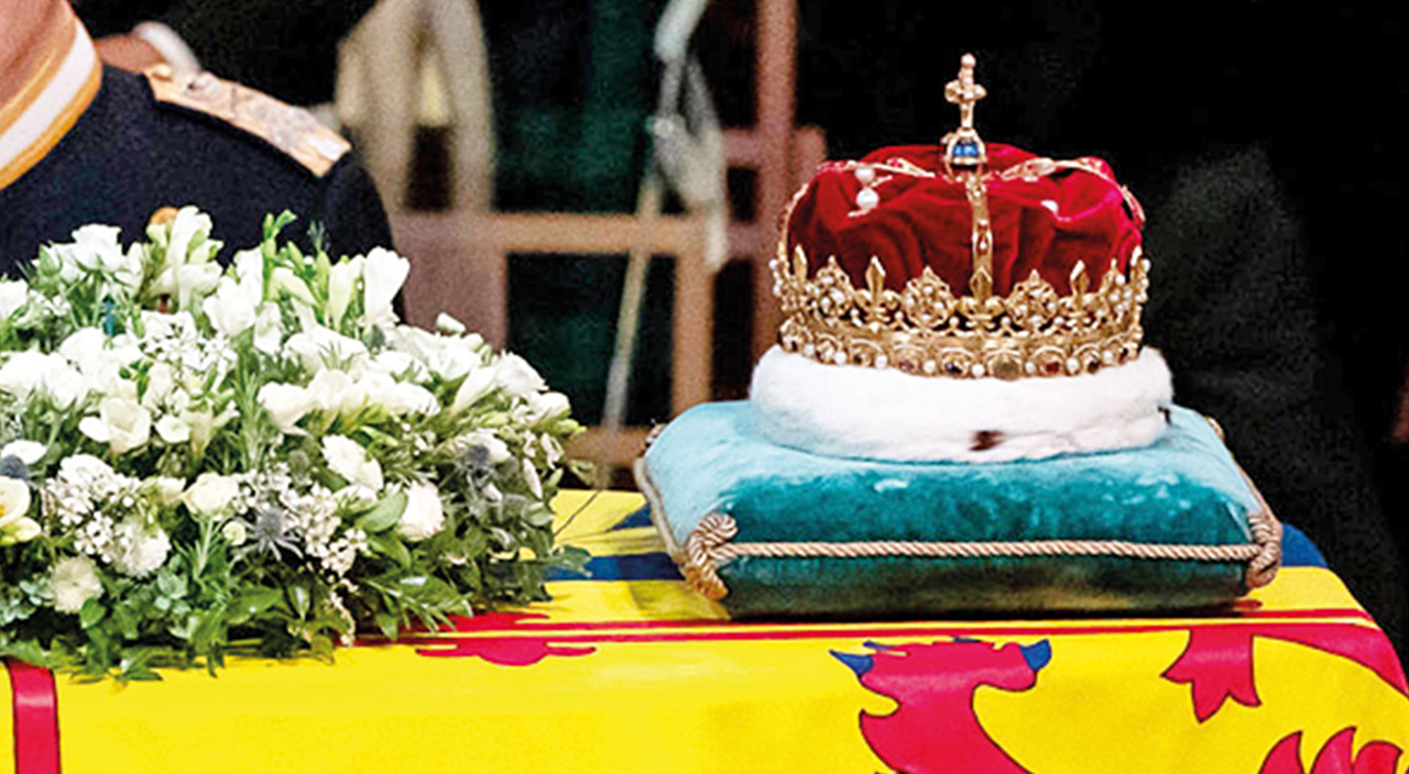 Kraliçe'ye 'oh' diyenler de var! Yaşarken İngilizler, ölünce eski tebaası sevindi