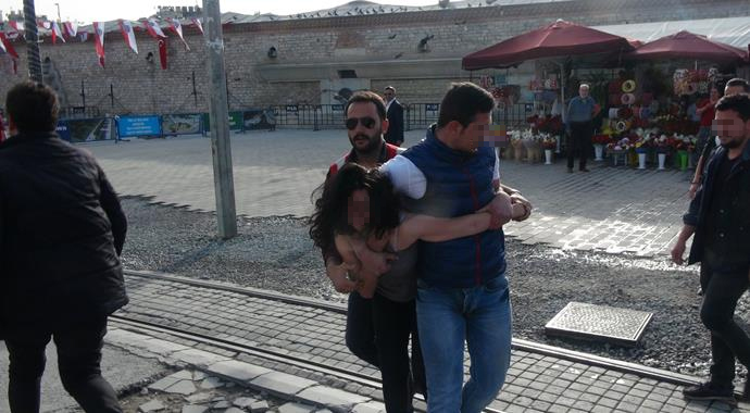 Taksim'de bıçaklı kız dehşeti