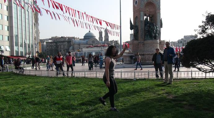 Taksim'de bıçaklı kız dehşeti