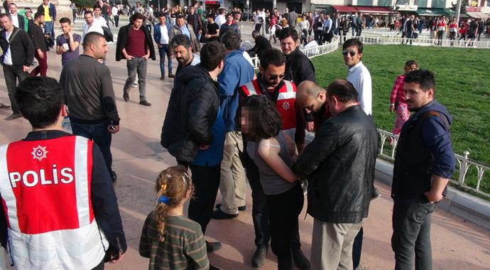 Taksim'de bıçaklı kız dehşeti