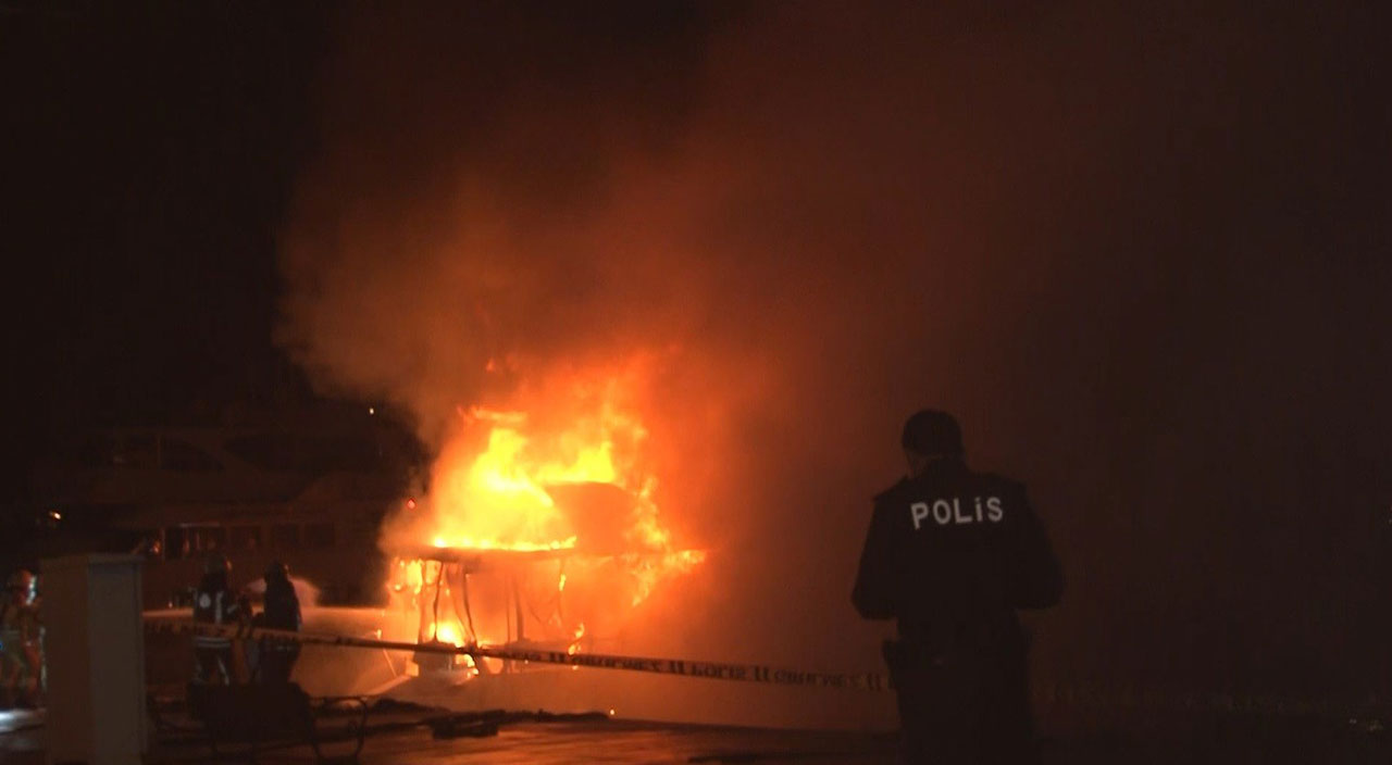 Bir günde iki kere yangın çıkan tekne battı
