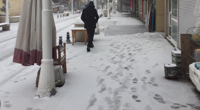 Tekirdağ'da kar sürücülere zor anlar yaşattı