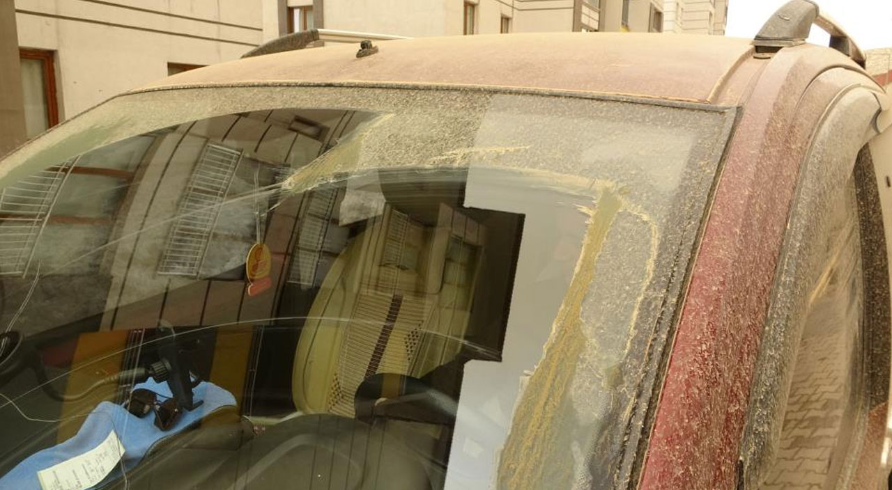 Hakkari'de toz bulutu araçları çamura bürüdü Hakkari'de toz bulutu araçları çamura bürüdü