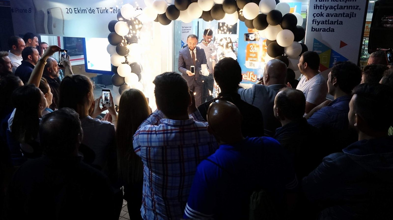 iPhone 8 İstanbul'da satışa çıktı! (iPhone 8 kaç lira, iPhone 8 Türkiye fiyatı)